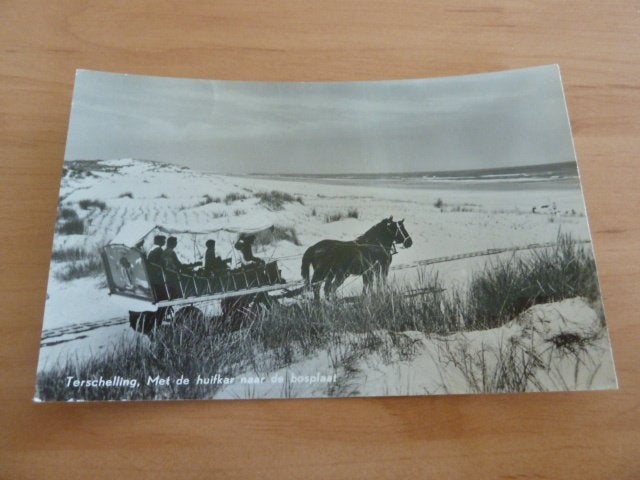Terschelling 1964 Met de huifkar naar de bosplaat, Ophalen of Verzenden, 1960 tot 1980, Gelopen, Waddeneilanden