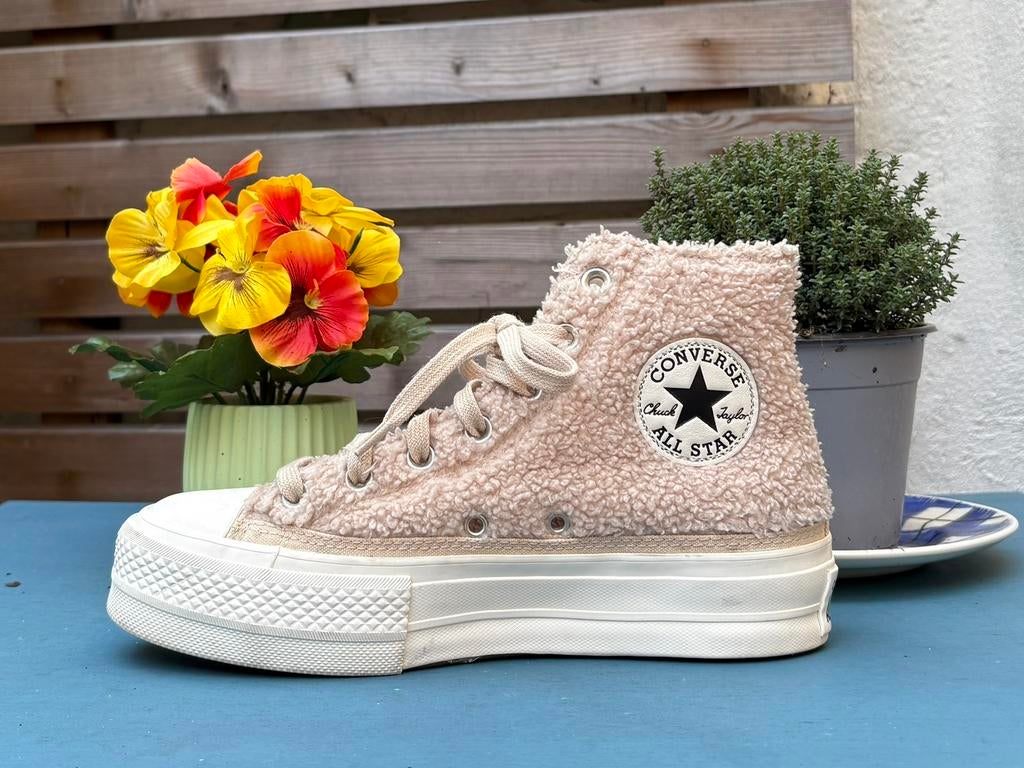 Converse all stars maat 37,5 teddy beer, Kleding | Dames, Schoenen, Beige, Ophalen of Verzenden, Sneakers of Gympen, Zo goed als nieuw