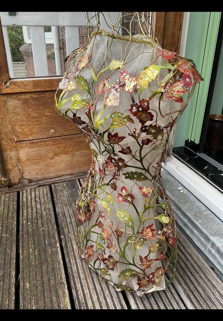 Grote buste v. vrouw. Is ijzerdraad goudkleur. Ong. 78 hoog, Antiek en Kunst, Ophalen