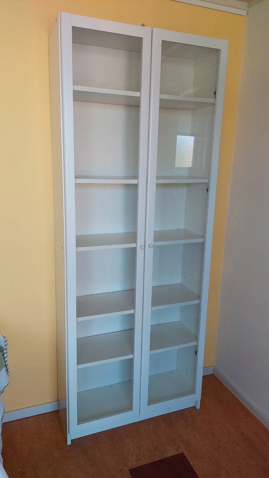 Witte boekenkast met glazen Oxberg deuren - IKEA Billy, Modern, functioneel, 25 tot 50 cm, Gebruikt, Met deur(en)