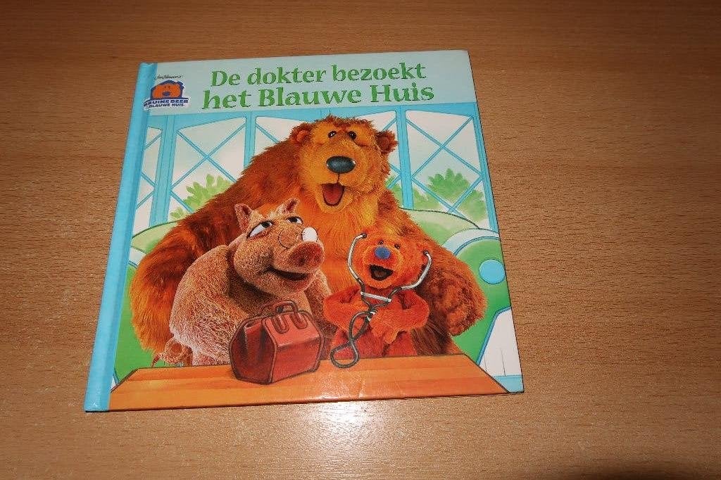 Boek de bruine beer in het blauwe huis de dokter bezoekt, Boeken, Ophalen of Verzenden, Gelezen, Fictie algemeen