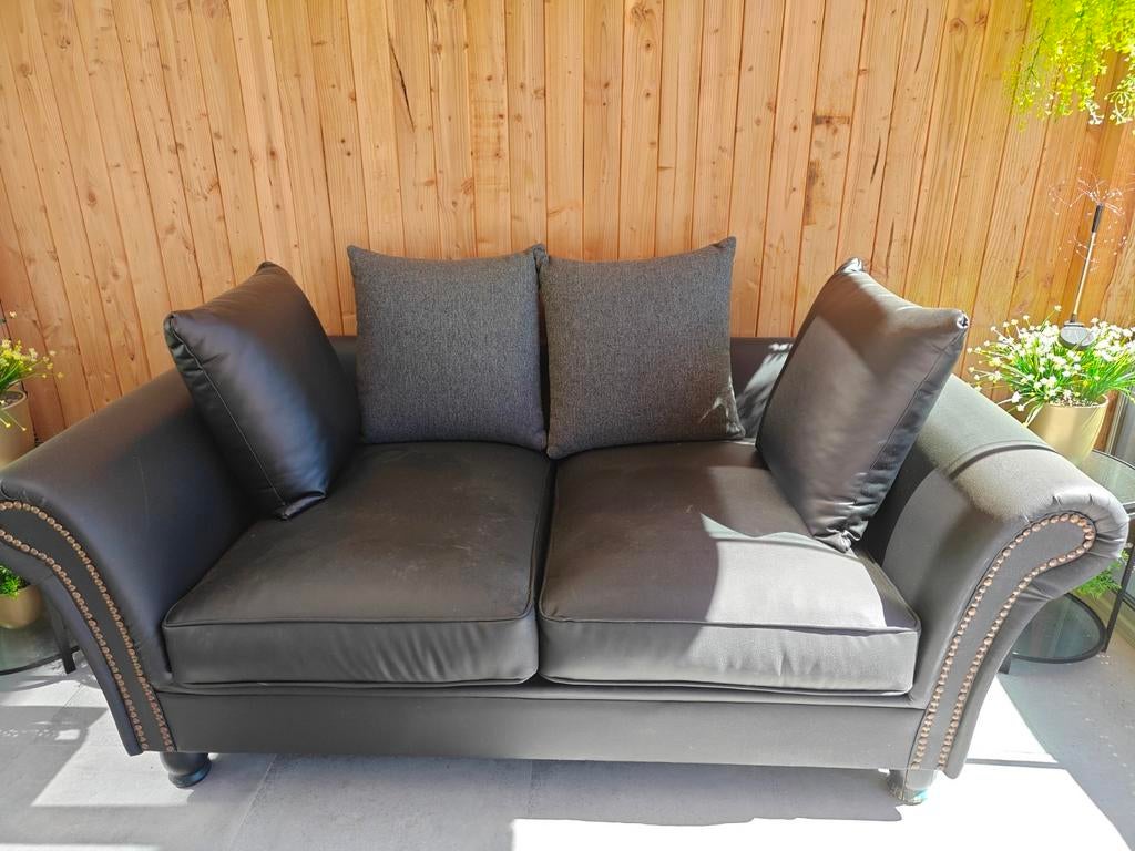 Zwarte kunstleren kasteelbank met goudkleurige studs, Huis en Inrichting, Ophalen, Stof, Gebruikt, 100 tot 125 cm