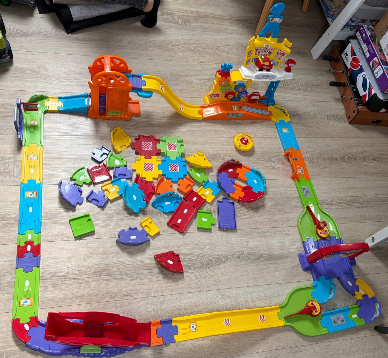 Grote set Toet toet auto’s racecircuit + extra set wegdelen, Kinderen en Baby's, Ophalen of Verzenden, Zo goed als nieuw, 2 tot 4 jaar