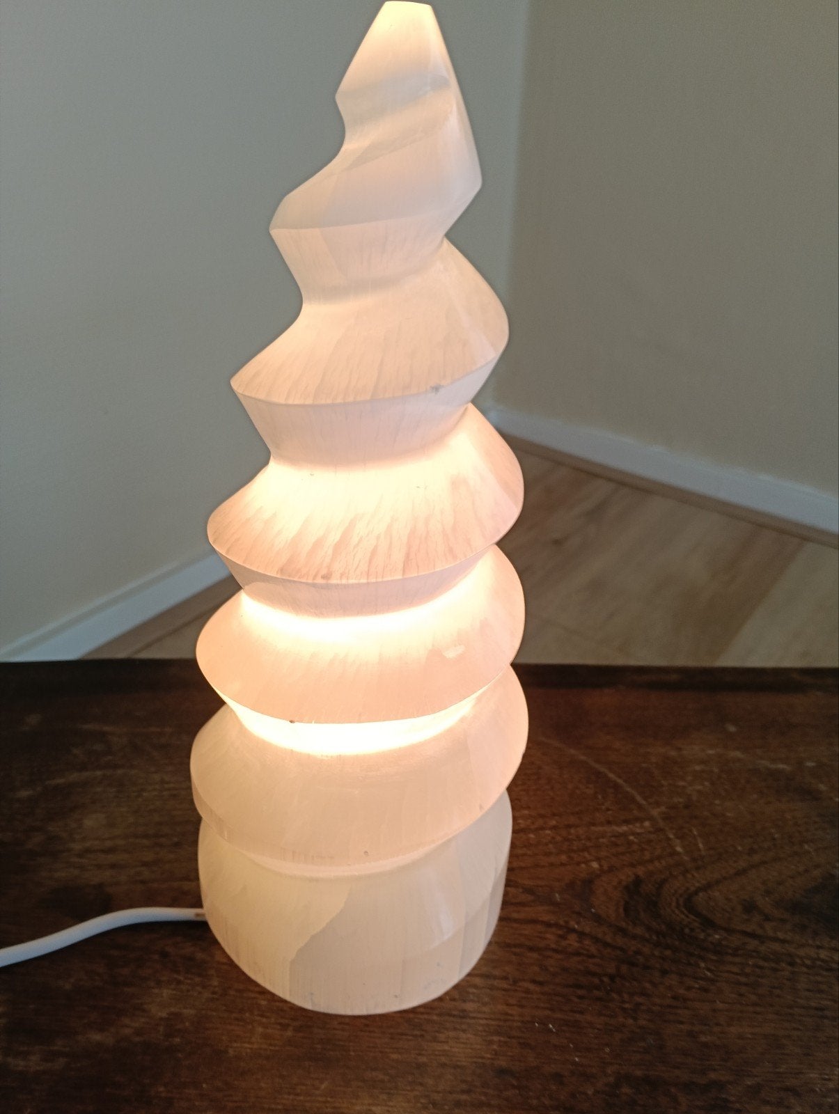 Unieke spiraalvormige seleniet lamp, Ophalen of Verzenden, Zo goed als nieuw, Modern, spiritueel, minimalistisch