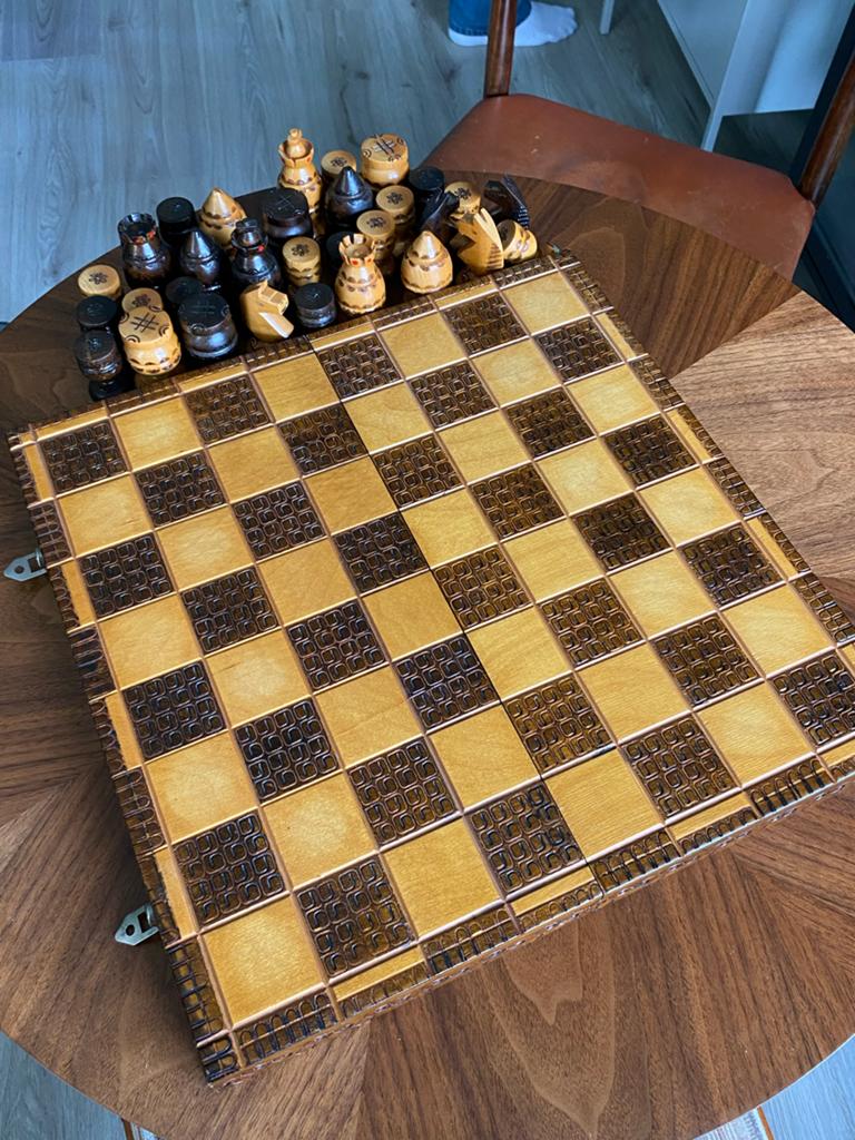 Uniek handgesneden houten schaakspel, Ophalen of Verzenden, Zo goed als nieuw