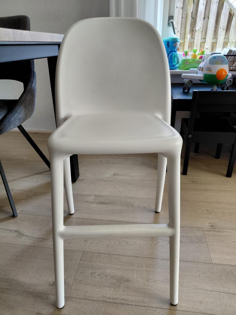 2x IKEA Urban kinderstoel - Wit, Kinderen en Baby's, Kinderstoelen, Ophalen, Zo goed als nieuw, Overige typen, Aanschuifbaar