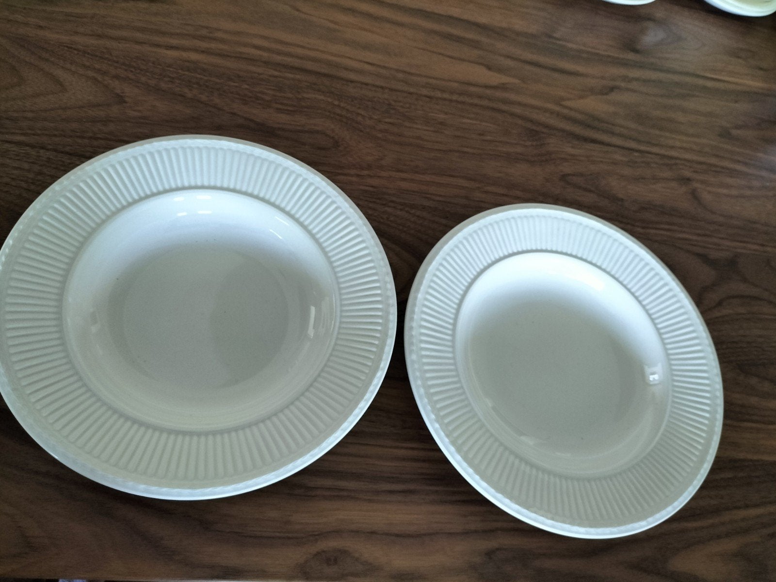 2 royale borden Wedgewood Edme 24 cm., Ophalen