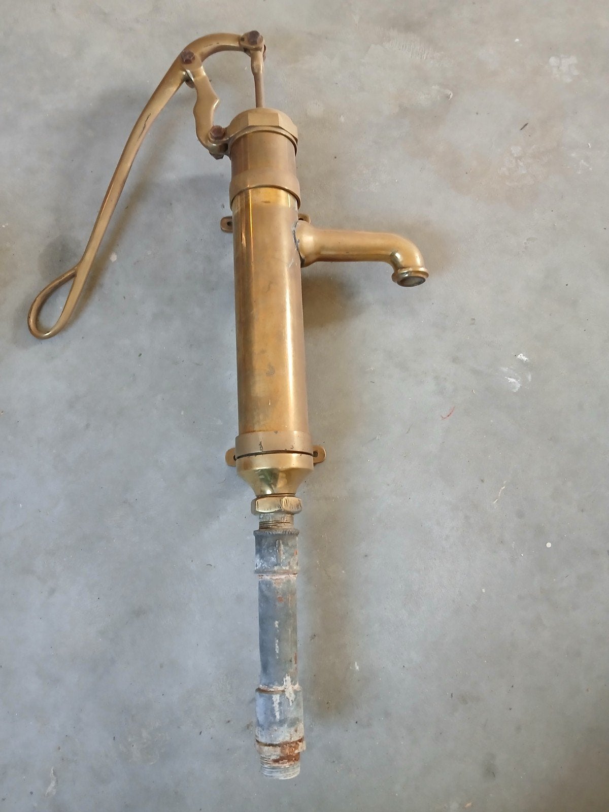 geelkoperen  zwengel waterpomp in  goede conditie, Ophalen, Gebruikt, Handmatig