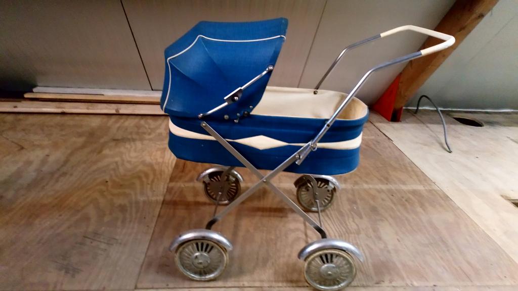 Oude poppenwagen, Ophalen, Zo goed als nieuw, Babypop