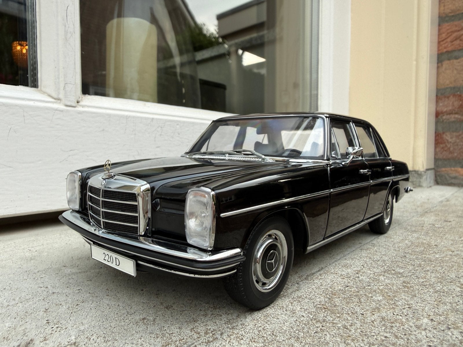 1:18 Mercedes /8 220D Limousine zwart 1967 Autoart 76181, Hobby en Vrije tijd, Modelauto's | 1:18, Auto, Autoart, Ophalen of Verzenden