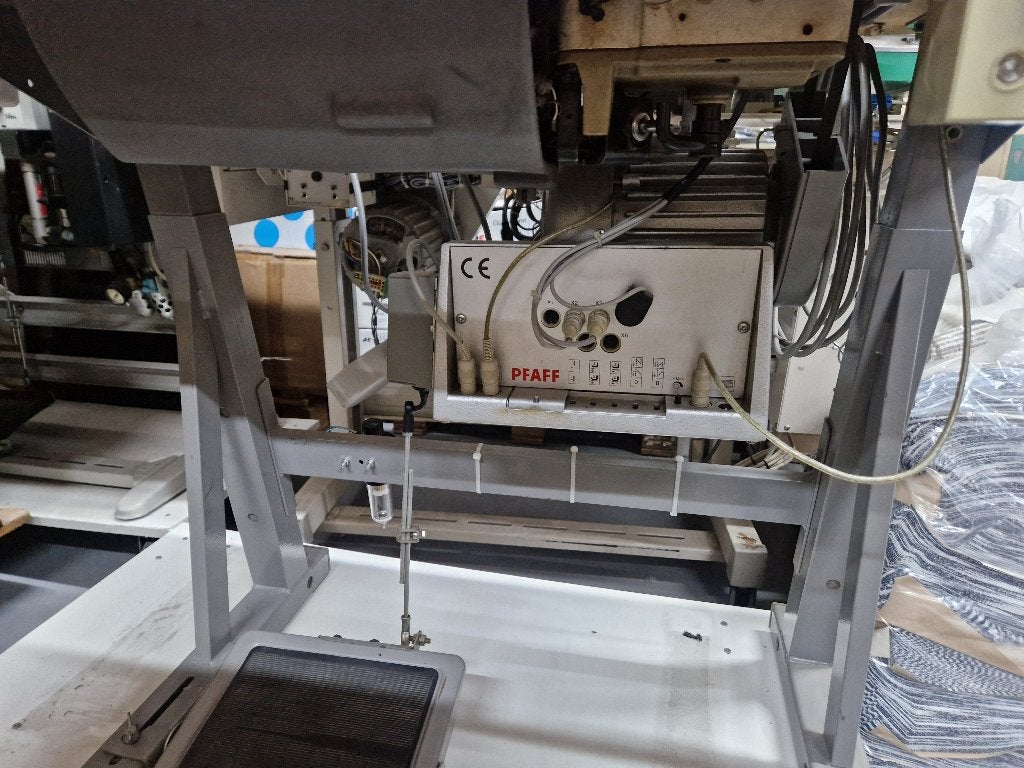 Pfaff 422–2-Naalds Naaimachine–17 mm Naaldafstand–Automaat 3, Ophalen, Naaimachine, Industrieel, Gebruikt