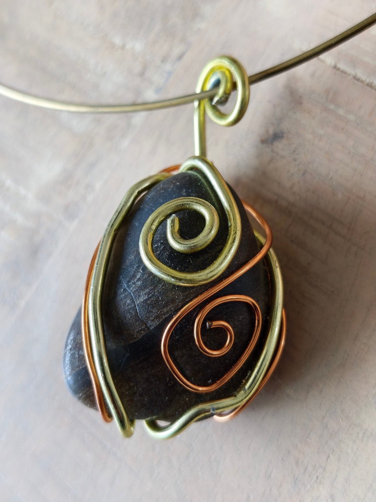 Handgemaakte hanger met natuursteen, Sieraden, Tassen en Uiterlijk, Ophalen, Overige materialen, Overige kleuren, Nieuw