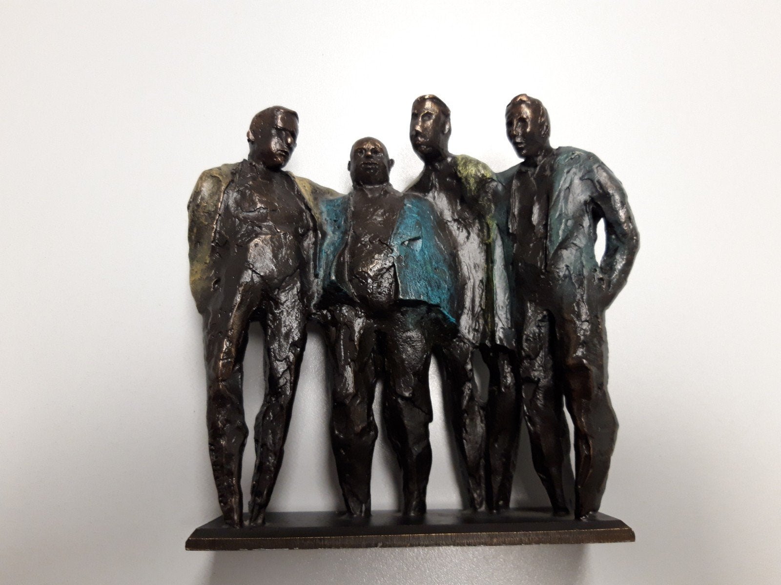 Fraai gesigneerd bronzen beeld van vier mannen, 3.5 kg, Antiek en Kunst, Ophalen, Groep mensen, Minder dan 20 cm, Brons