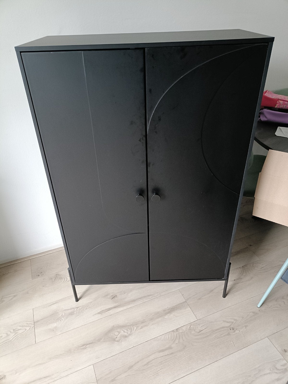 Zwart kastje van Action, zo goed als nieuw, Ophalen, Overige materialen, Met deur(en), 100 tot 150 cm