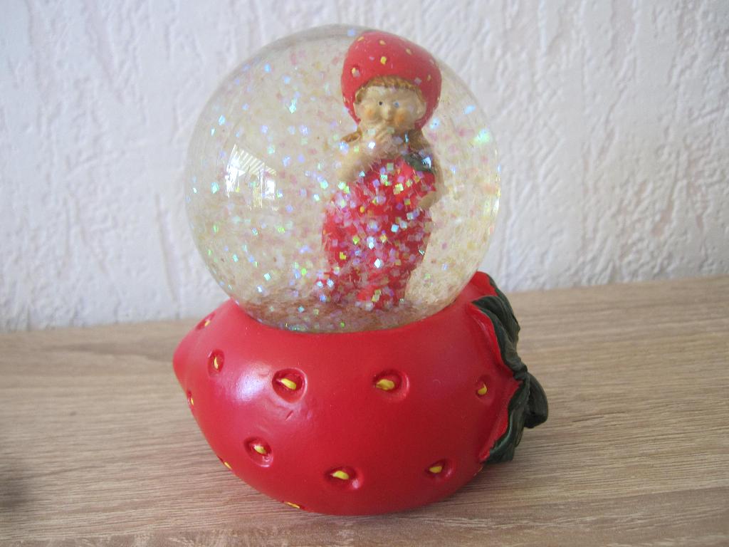 Mooie snowglobe schudbal aardbei 10 cm hoog  3,50 euro, Ophalen of Verzenden, Zo goed als nieuw