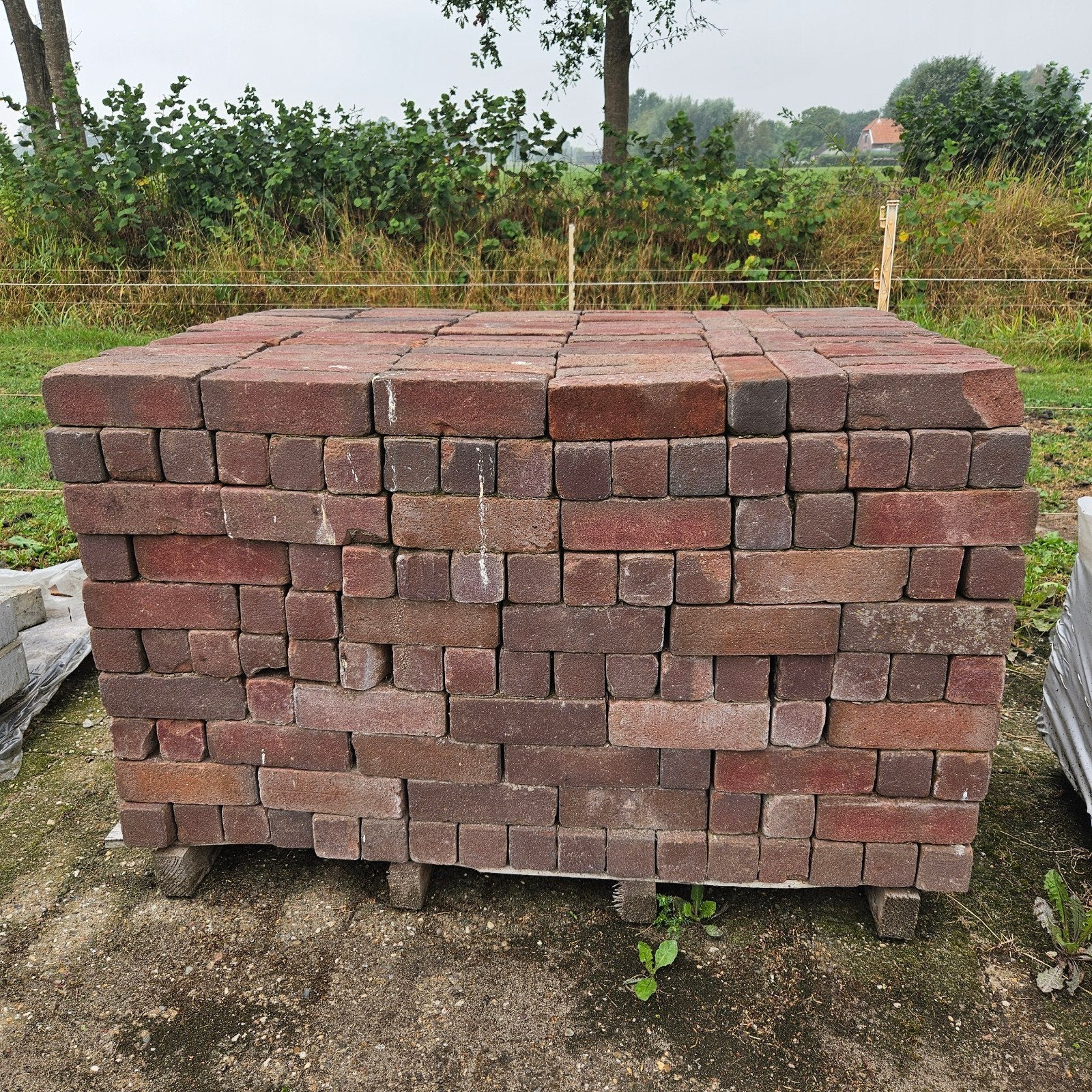 Gebakken Dikformaat Rood Donker Genuanceerd 12m2, Doe-het-zelf en Verbouw, Metselstenen, Ophalen, Bakstenen