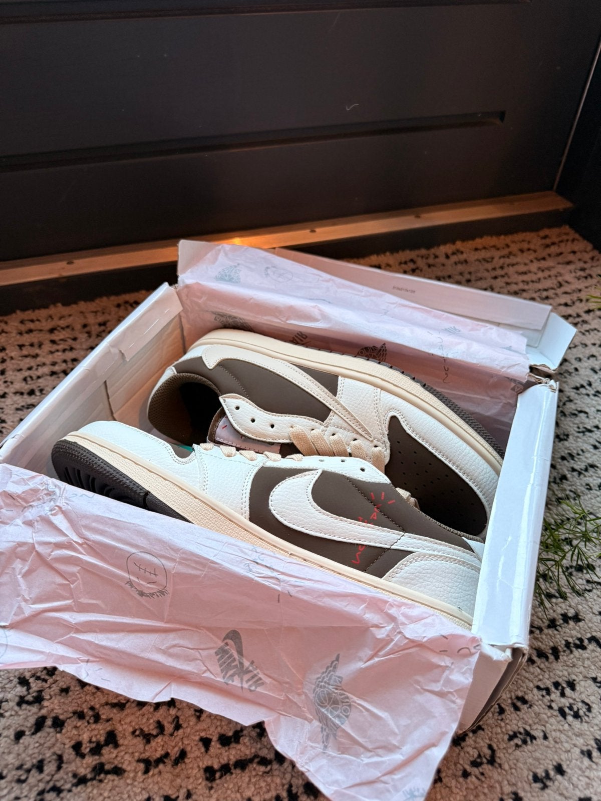Travis scott nike jordan low 1, Ophalen of Verzenden, Zo goed als nieuw, Bruin