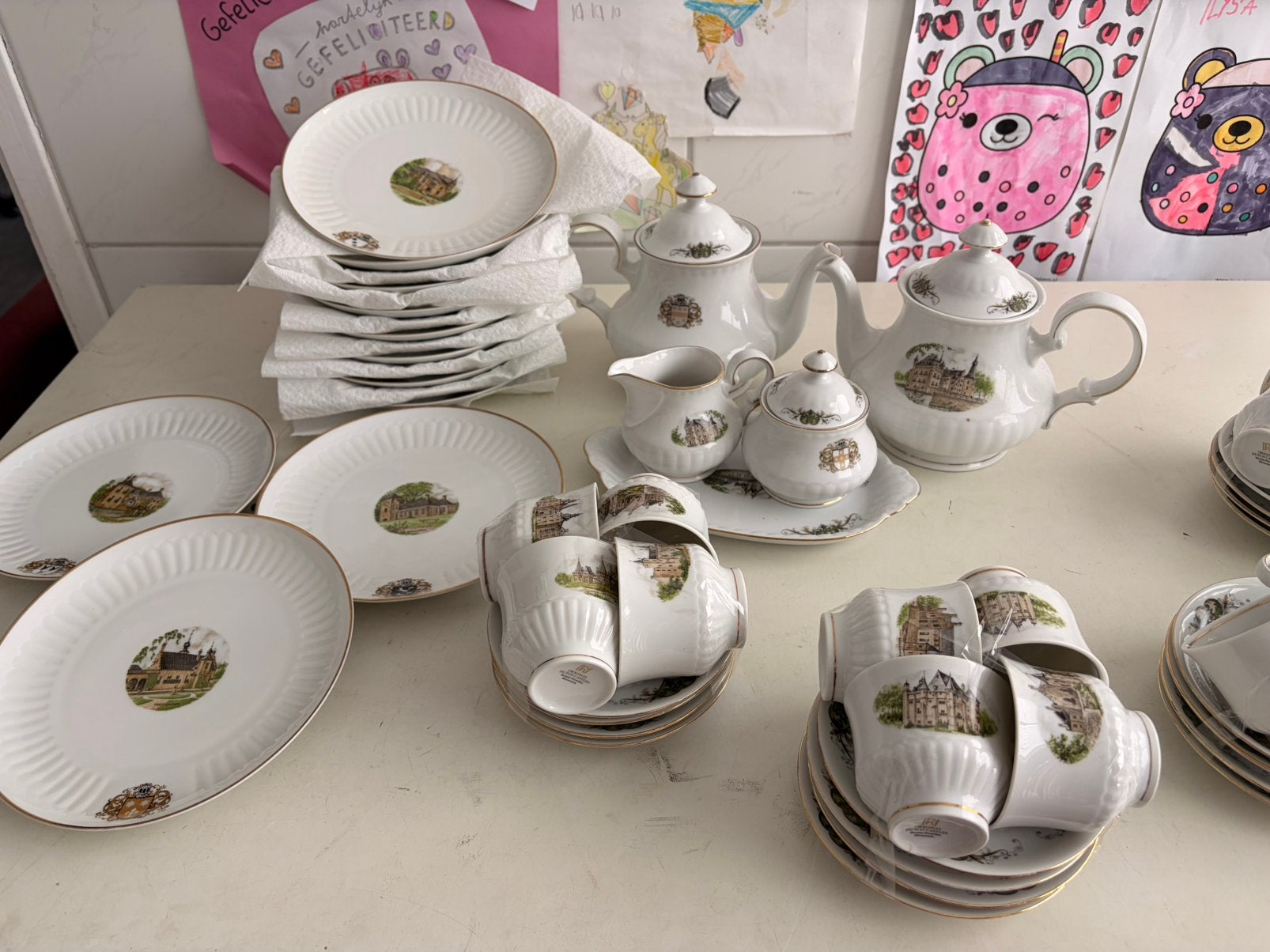 Compleet NL kastelen servies porselein 18-delig thee/koffie, Ophalen