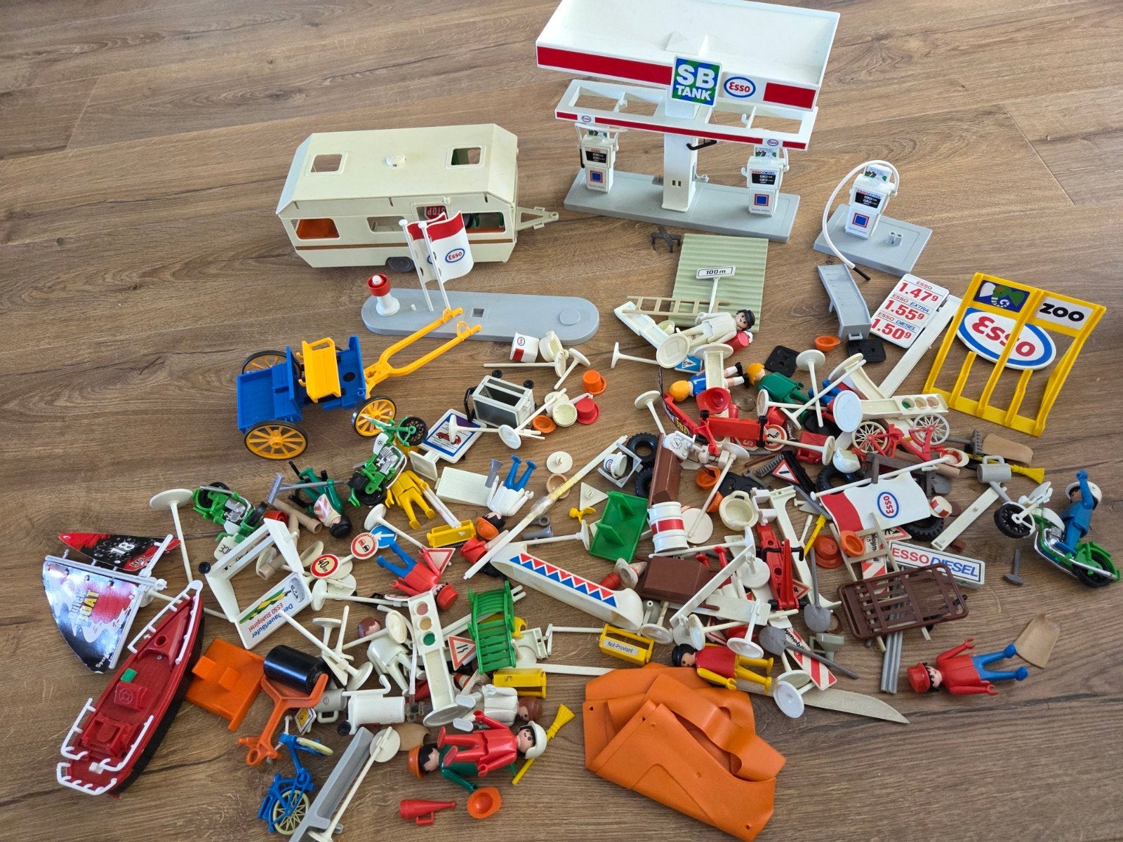 Grote Playmobil set met tankstation, caravan en veel extra's, Gebruikt, Losse onderdelen, Overige typen, Ophalen of Verzenden