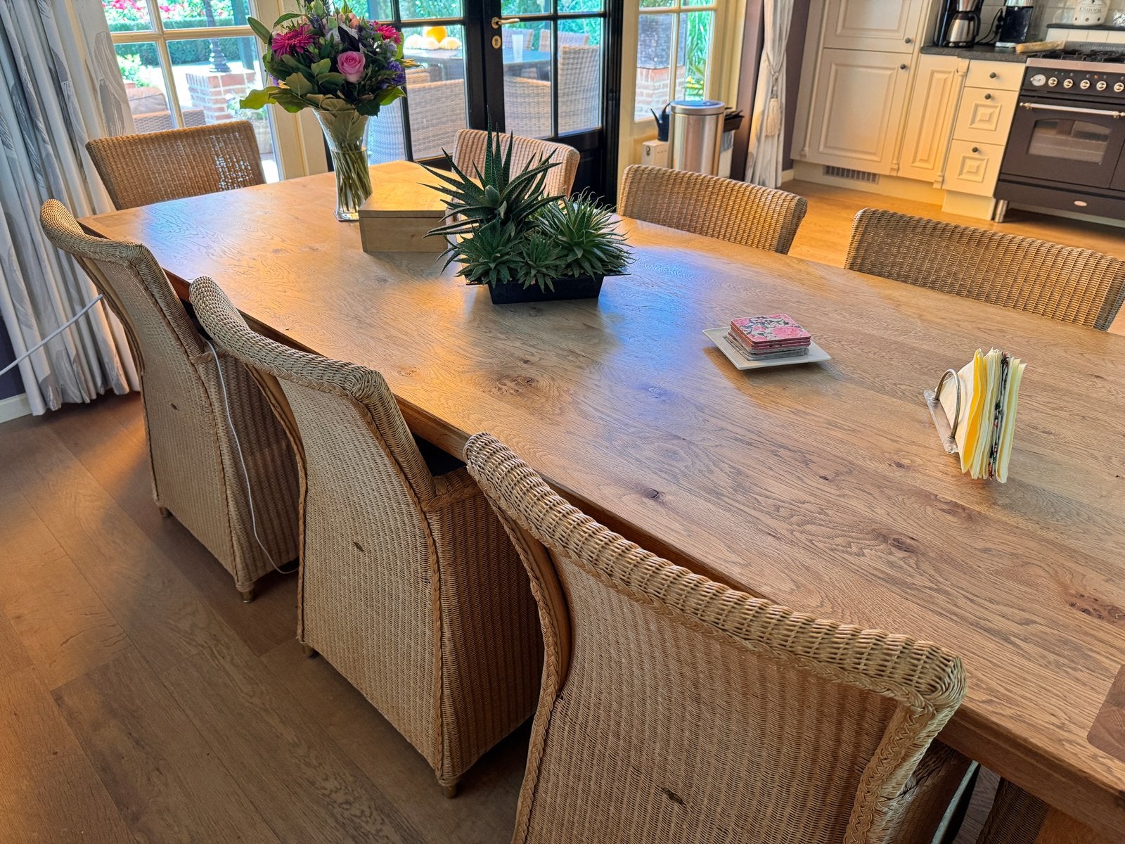 Massief eikenhouten tafel met 8 Lloyd Loom stoelen, Ophalen, Gebruikt, 100 tot 150 cm, Eikenhout