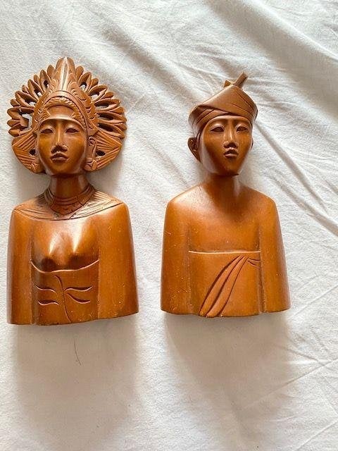 2 houten beelden indonesie bali man 21 vrouw 22,5 cm 1 koop, Ophalen, 20 - 50 cm, Beeld, Hout