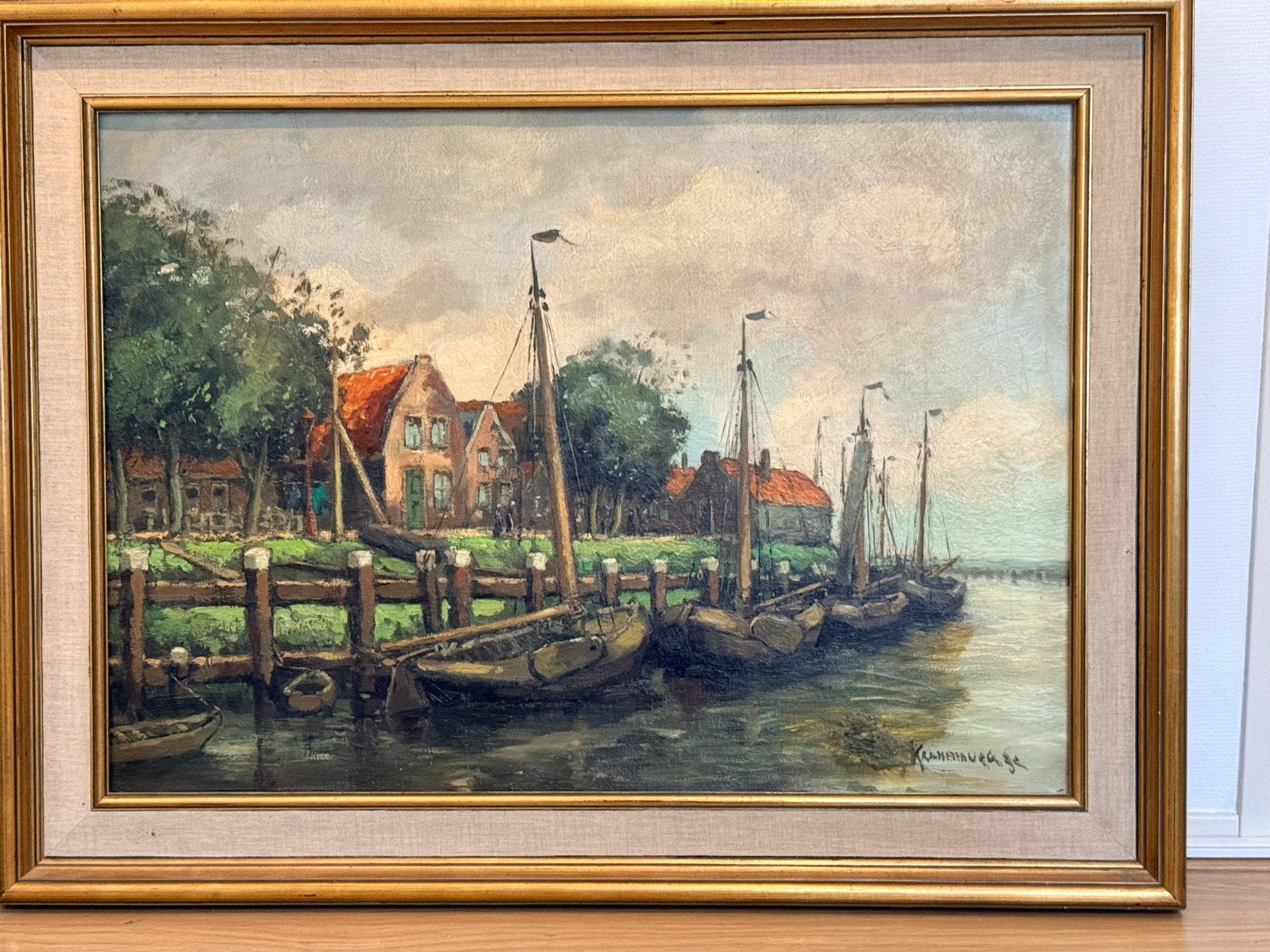 Olieverfschilderij: Haven met boten en huizen, Antiek en Kunst, Ophalen, Maritiem / water, Doek, Realistisch