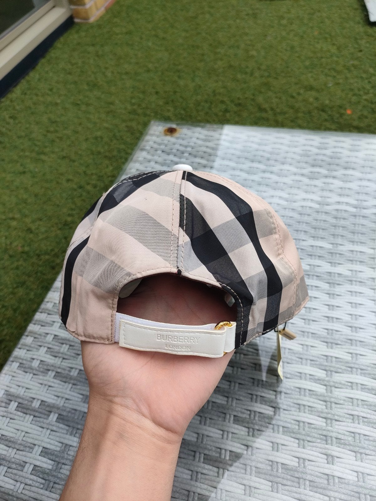 Nieuwe Burberry pet - Ongebruikt met labels, Nieuw, Pet, Burberry, One size fits all