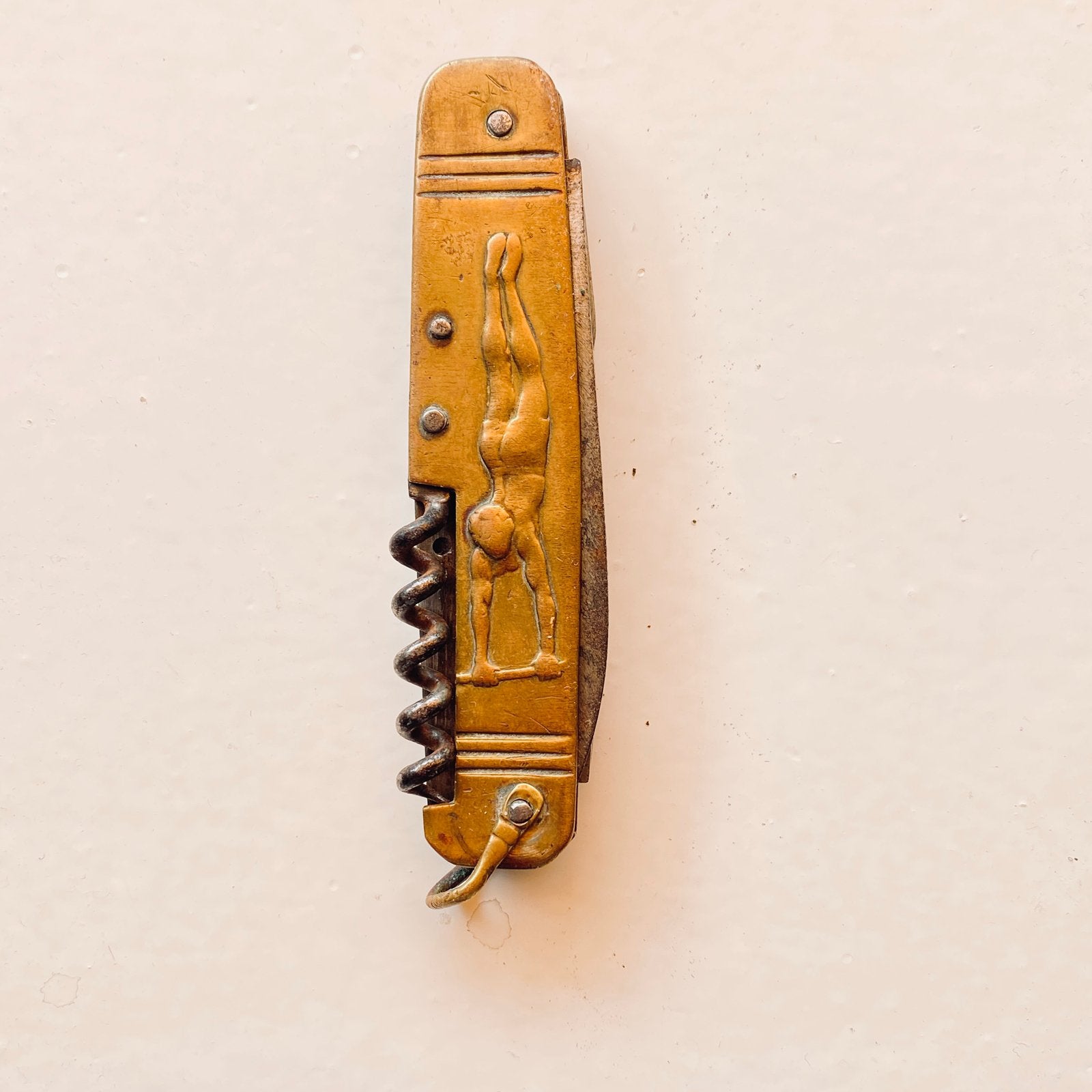 Vintage zakmesje 1930–1950 – messing reliëf, Ophalen of Verzenden