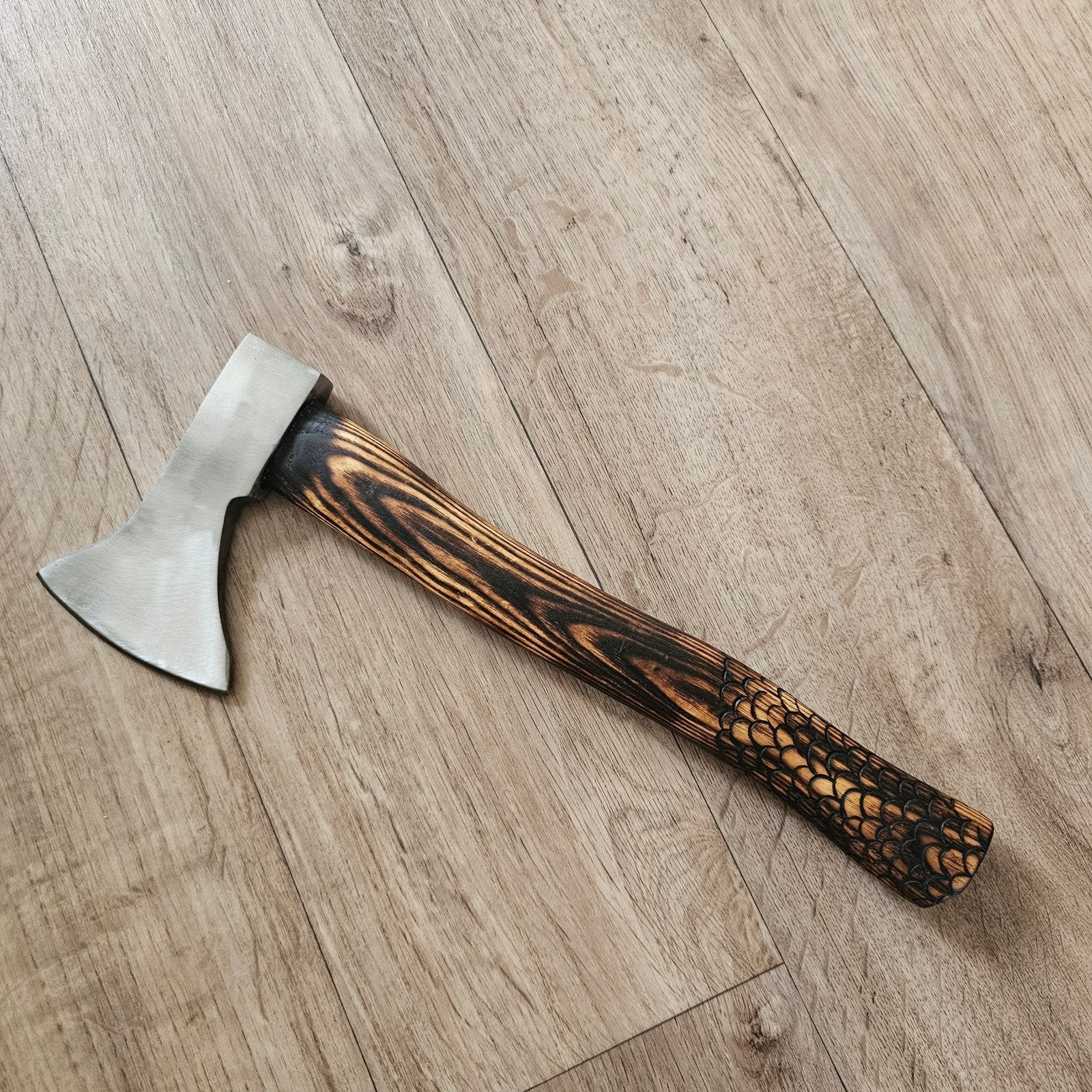 Handgemaakte bijl met gebrand houten handvat, Ophalen of Verzenden, Zo goed als nieuw, Overige typen, Overige merken