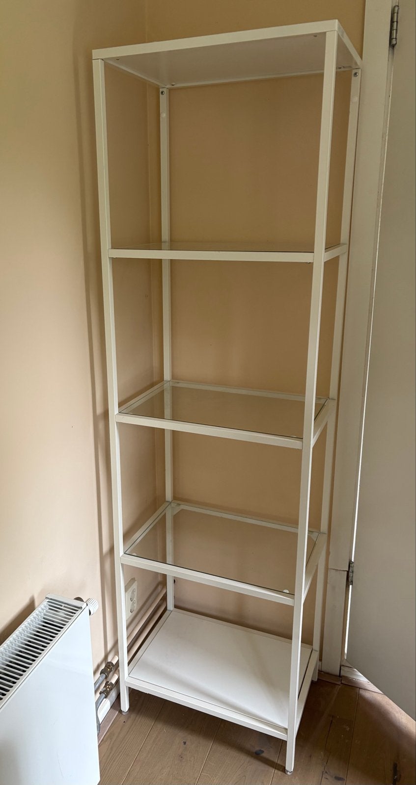 Witte metalen stellingkast met glazen planken, Huis en Inrichting, Ophalen of Verzenden, Gebruikt