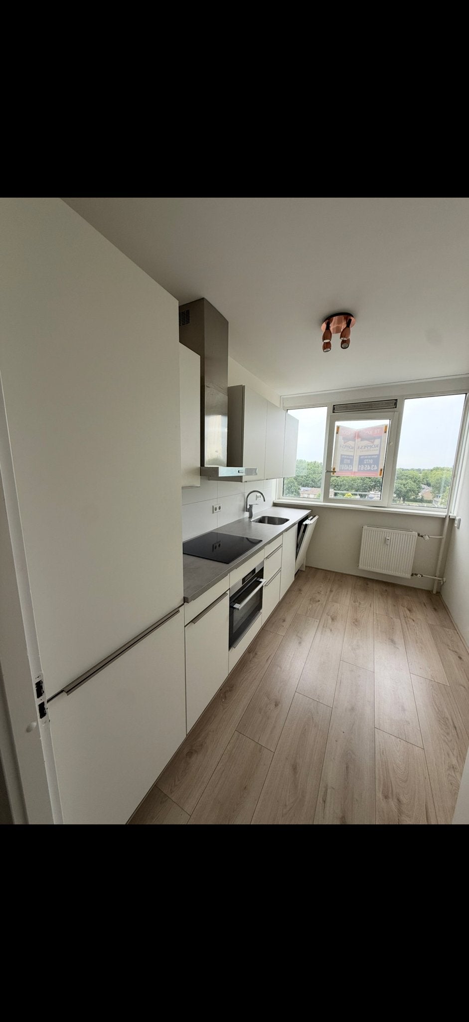 Moderne witte keuken met AEG apparatuur, Ophalen, Wit, Nieuw, Enkelwandige keuken