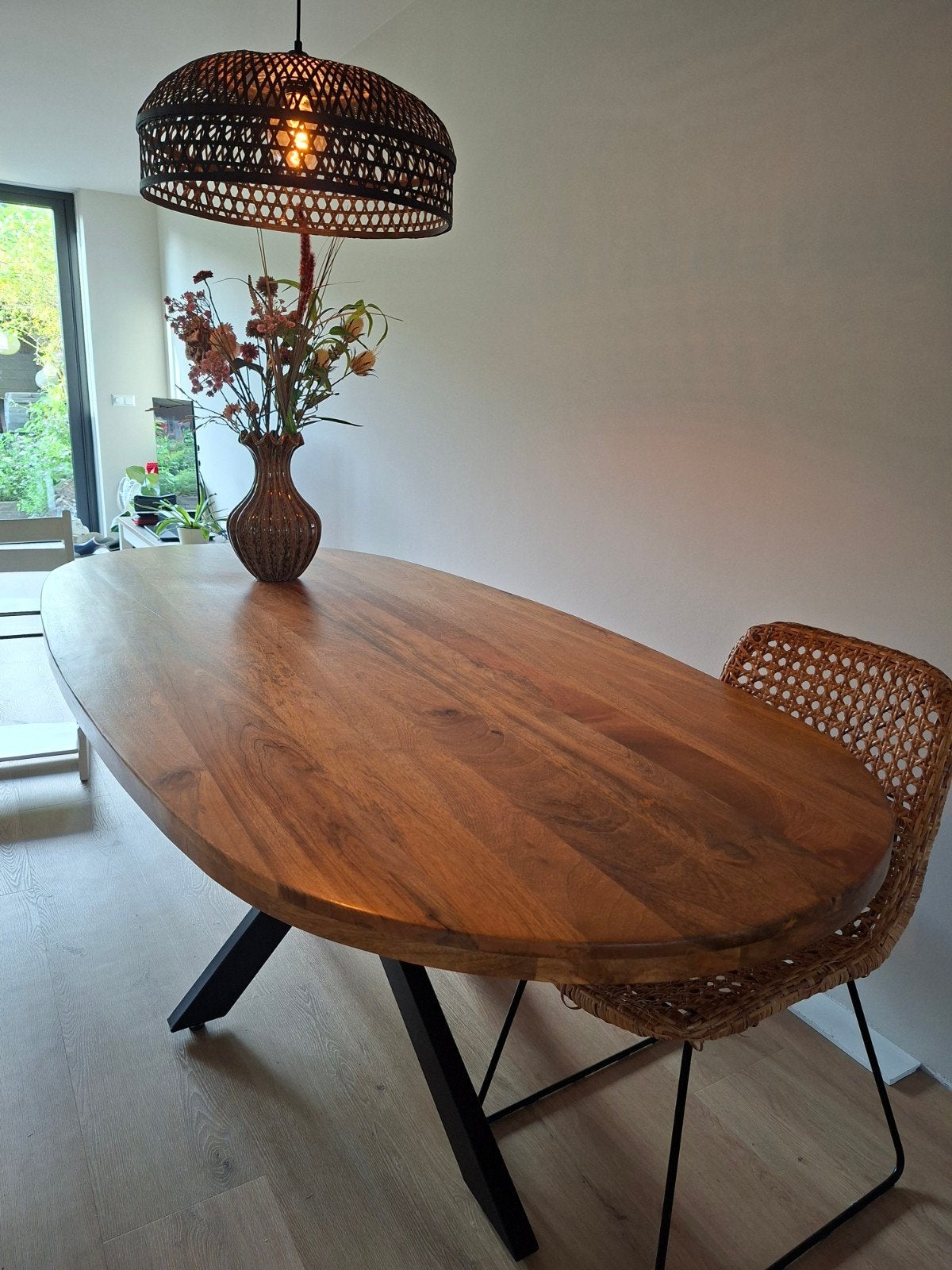 Ovale eettafel van mangohout met metalen spinpoot, Ophalen, 100 tot 150 cm, 200 cm of meer, Zo goed als nieuw