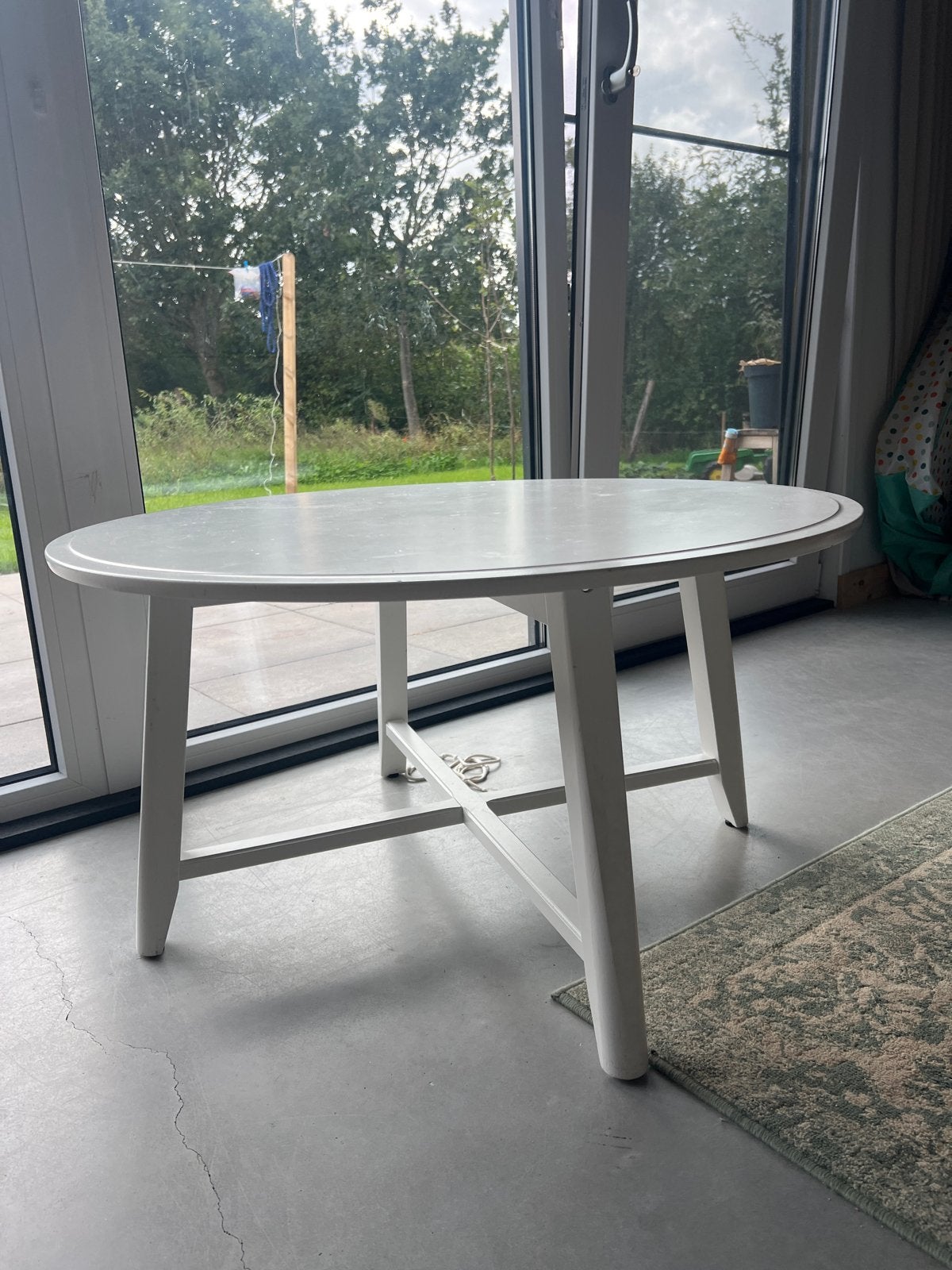 Witte ronde tafel met beschadigingen, Huis en Inrichting, Tafels | Eettafels, Gebruikt, Rond, Tot twee personen, Overige houtsoorten