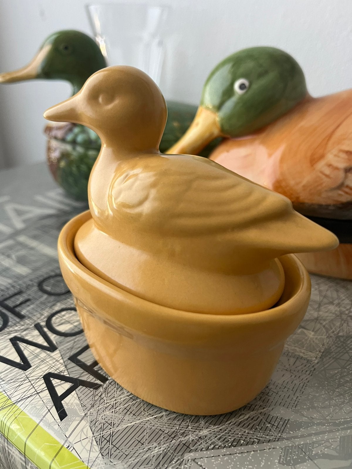Leuk okergeel kleine vintage terrine met een 3D eendje erop, Verzenden