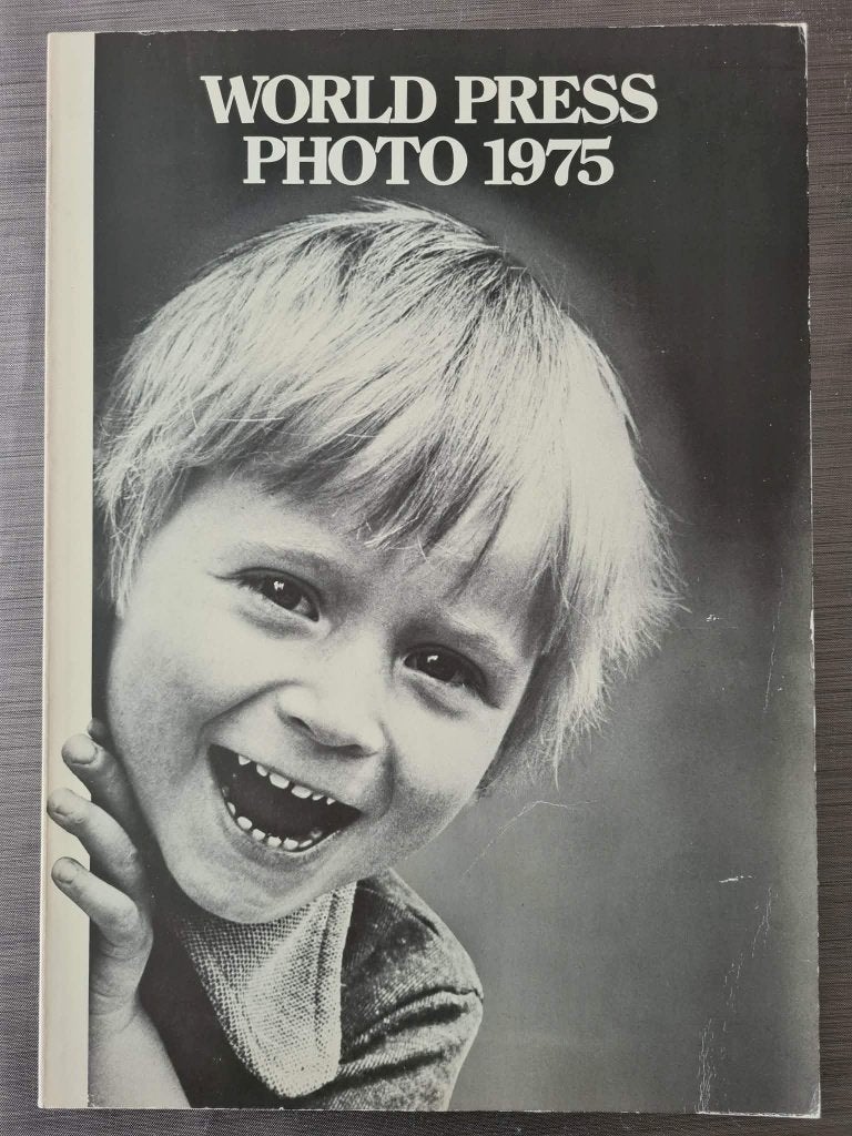 World Press Photo 1975 - Jaarboek fotografie, Boeken, Gelezen, Fotografie algemeen, Ophalen of Verzenden, Diverse fotografen