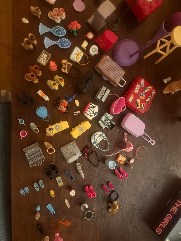 Grote doos vol Barbie/Bratz poppen, meubels en accessoires, Ophalen, Gebruikt, Barbie