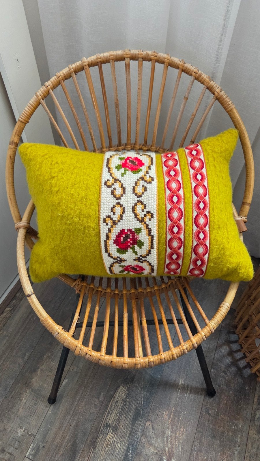 Vintage Sierkussen met Geborduurd Patroon - Okergeel. Nieuw, Huis en Inrichting, Ophalen of Verzenden, Gebruikt, Geel, Rechthoekig