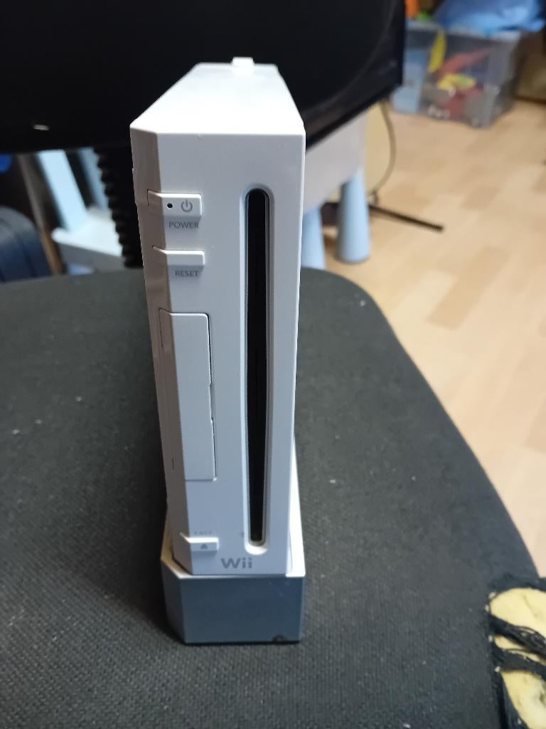 Nitendo wii en balance board, stuur, 2 nunChucks, 8 spellen, Ophalen, Gebruikt, Zonder controller, Met stuurtje