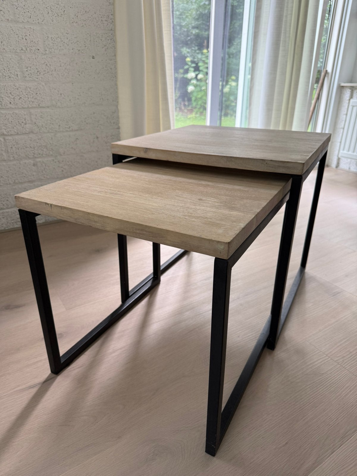 2 Bijzettafeltjes van massief mangohout, Minder dan 55 cm, Gebruikt, Elegant industrieel, tijdloos, Vierkant