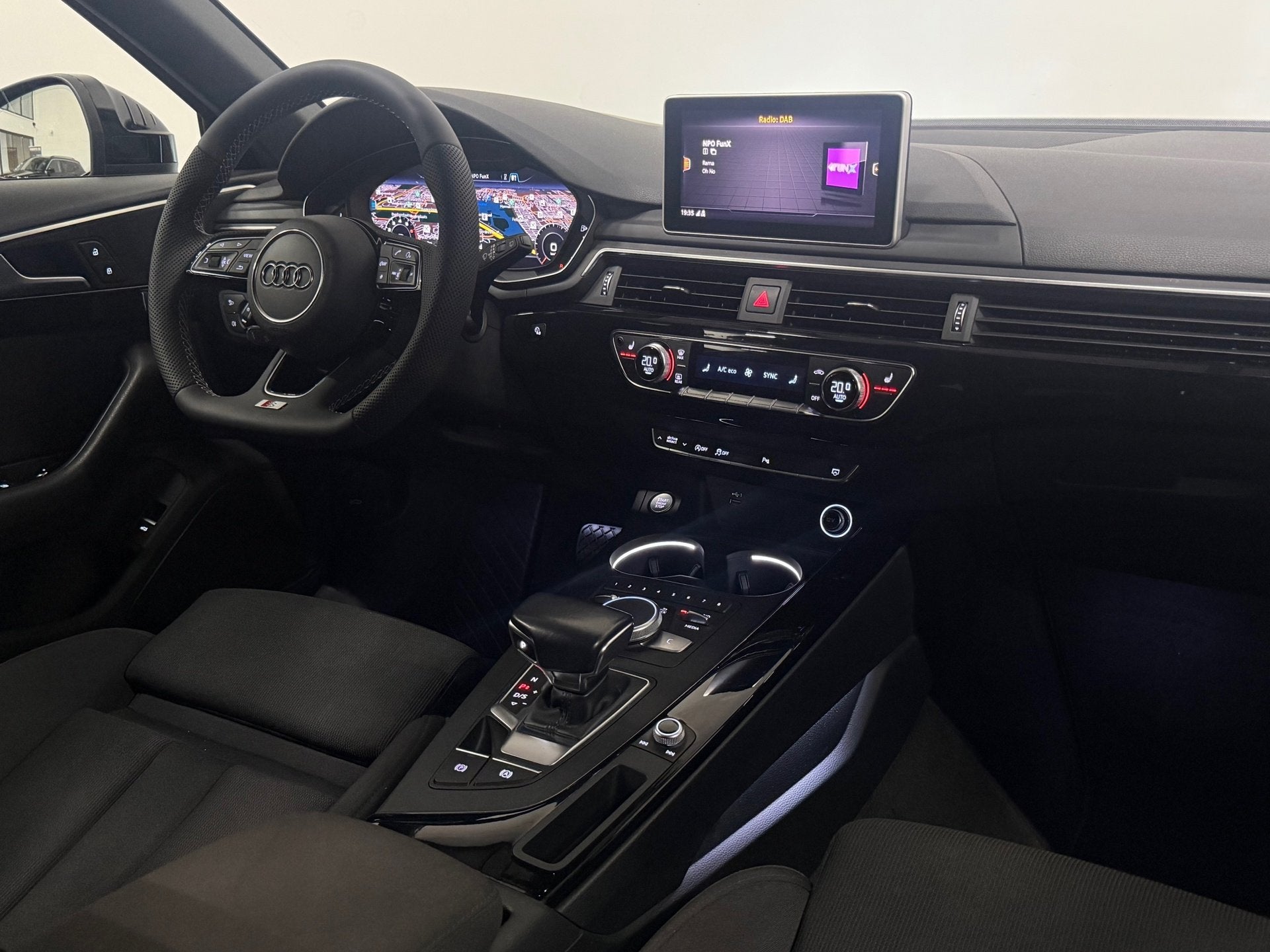 Audi A4 Avant 40 TFSI 190 PK S line black edition Headup Tre, Auto's, Stof, Gebruikt, A4, Origineel Nederlands
