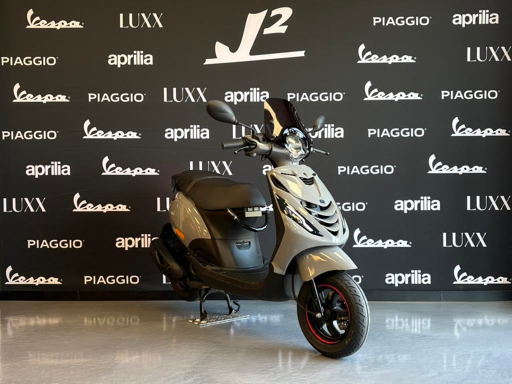 Piaggio Zip | Nardo Grey | Brom | 2025 | 4913 km | 1 eig