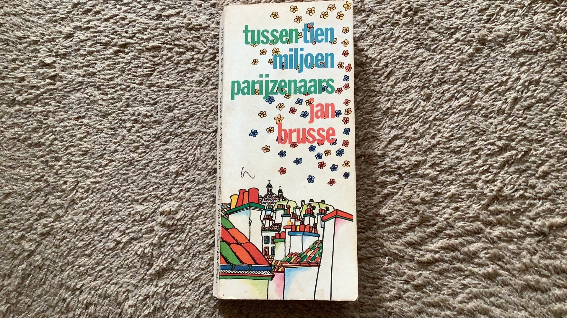 Jan Brusse, Tussen tien miljoen Parijzenaars. Met inlegvel, Ophalen of Verzenden, Gelezen, Eén auteur