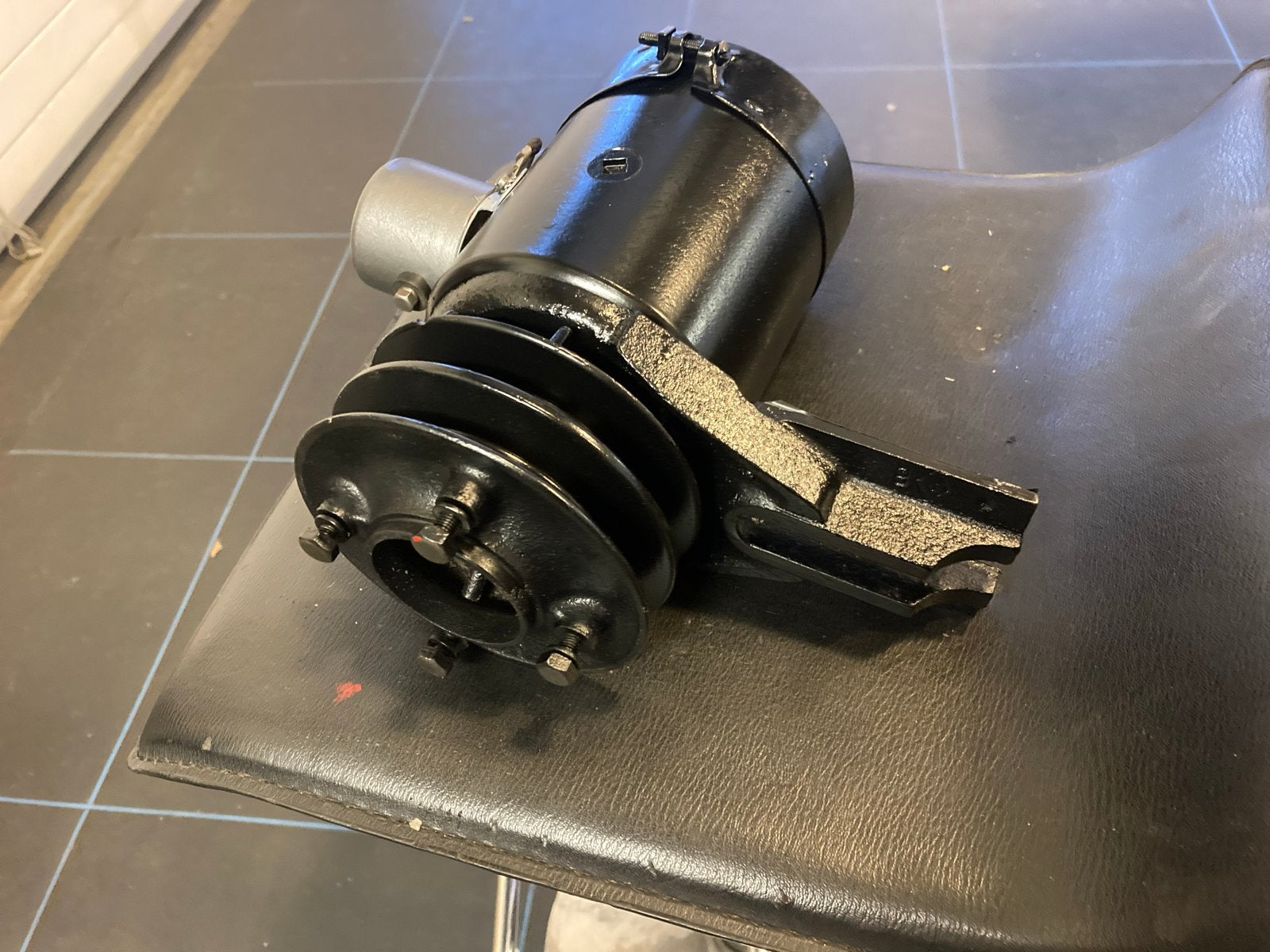 Ford V8 Flathead 3-borstel dynamo, Ophalen of Verzenden, Gereviseerd, Ford