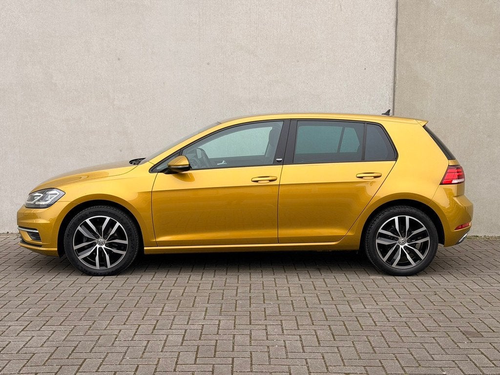 Volkswagen Golf 1.0 TSI Dynaudio LED 17'' ACC Stoelverwarmin, Auto's, Volkswagen, Stof, Gebruikt, Geel, Handgeschakeld