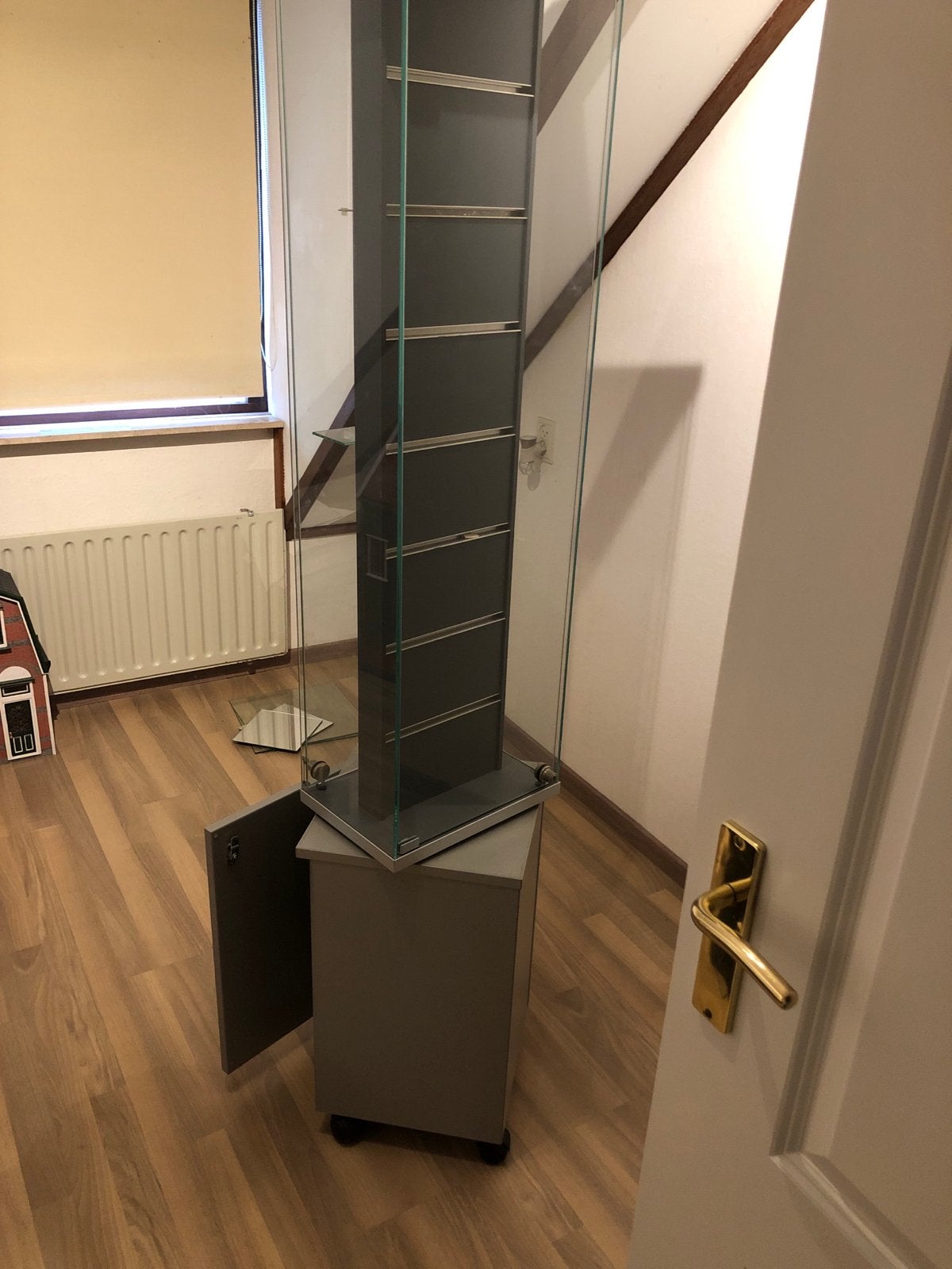 2 afsluitbare, verrijdbare vitrinekasten (winkelinventaris), Ophalen