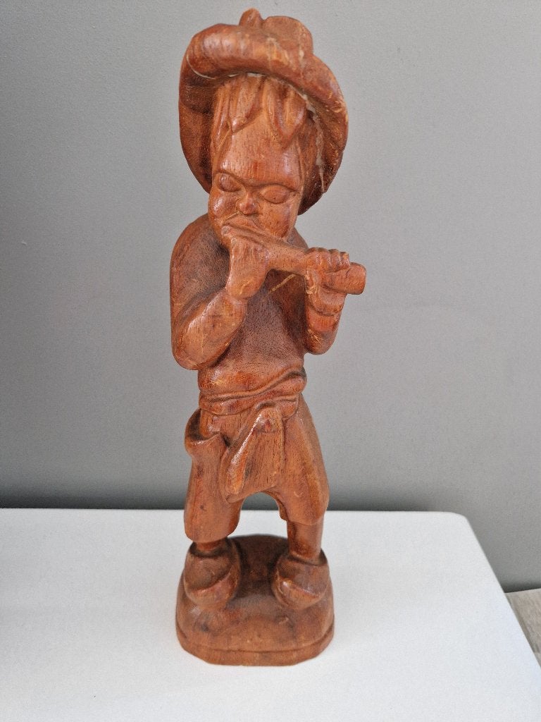 Mooi houtsnijwerk van jongen met hoed met fluit, Antiek en Kunst, Ophalen of Verzenden, Beeld