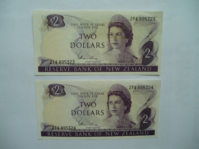 1594. New Zealand, 2 X 2 dollars (1967-1981) UNC QE II., Postzegels en Munten, Bankbiljetten | Oceanië, Verzenden, Setje