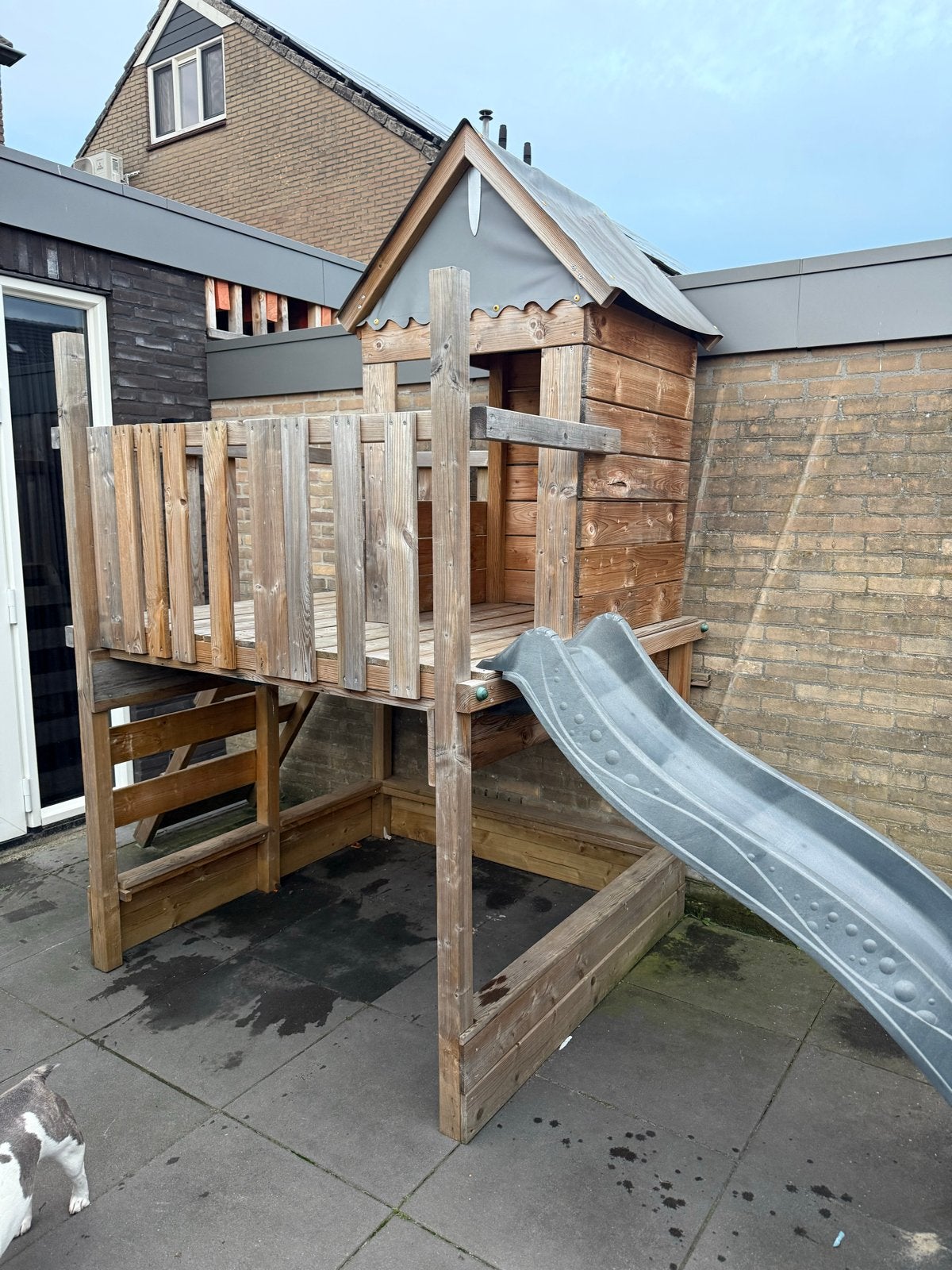 Houten speelhuisje met glijbaan en klimrek, Ophalen of Verzenden, Gebruikt, Glijbaan