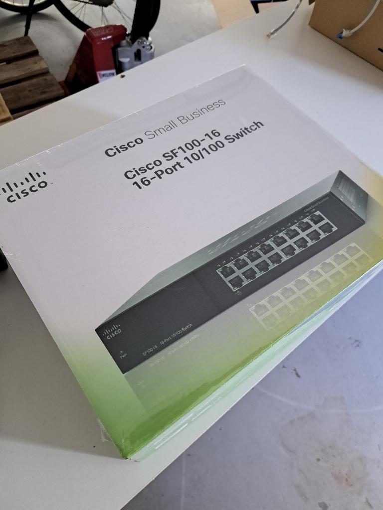 Cisco SF100-16 16-port 10/100 Switch, Ophalen of Verzenden, Nieuw