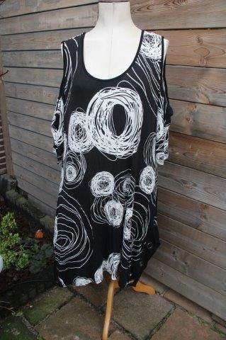 Jurk zwart/ wit Ophilia mt 5 (52/54) cold shoulder Vaste AAN, Kleding | Dames, Grote Maten, Ophalen of Verzenden, Zo goed als nieuw